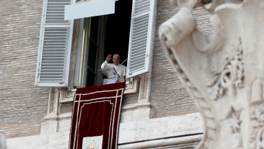 Como Santo Estêvão, viver a caridade, o anúncio e o perdão, pede Papa
