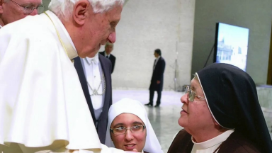 Conheça o testemunho de uma irmã carmelita com Bento XVI