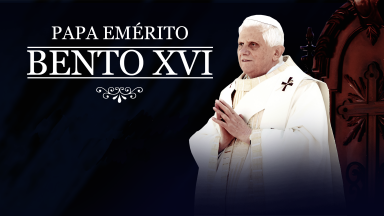 Fiéis prestam homenagens a Bento XVI