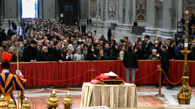 Bento XVI: corpo chega à Basílica São Pedro e fiéis prestam homenagens