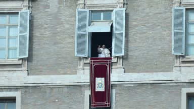 No Angelus, Papa indica aos fiéis a prática da “ternura do cuidar”