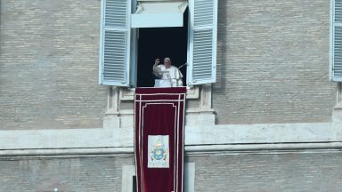 Papa no Angelus: saber surpreender-se com Deus na pequenez 