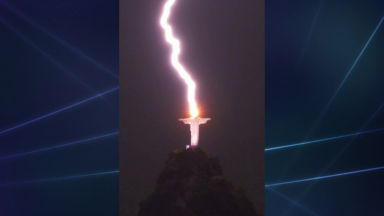 Fotógrafo consegue uma imagem rara do Cristo Redentor