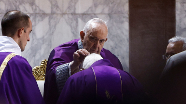 Papa: com Deus ressurgiremos das cinzas, sem Ele somos apenas pó