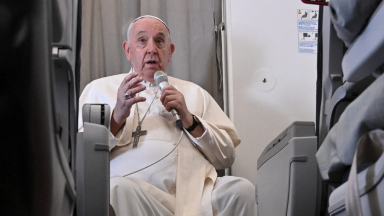 Papa: “Todo o mundo está em guerra, em autodestruição, vamos parar!”