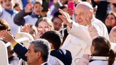 Papa na catequese: a vocação que Jesus dá a todos é a do serviço