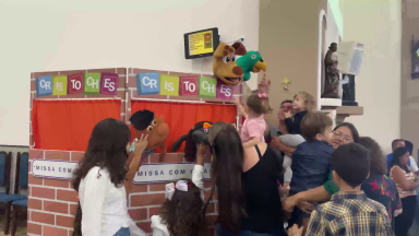 Projeto evangeliza crianças durante as missas aos domingos
