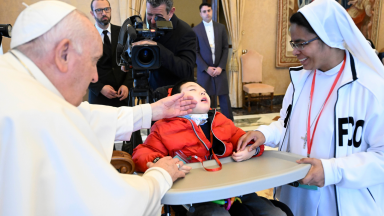 Reconhecer e servir a Cristo nos doentes e sofredores, pede Papa