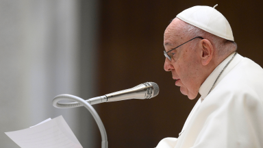 Servir com alegria e humildade, não para ser aplaudido, indica Papa