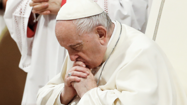 Na Semana Santa, rezemos por todos os povos em guerra, pede Papa