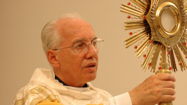 Jesus se dá na Eucaristia a todo aquele que se sente derrotado