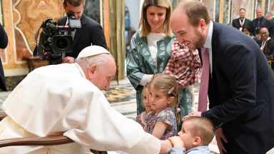Papa: família, antídoto contra a pobreza e o inverno demográfico