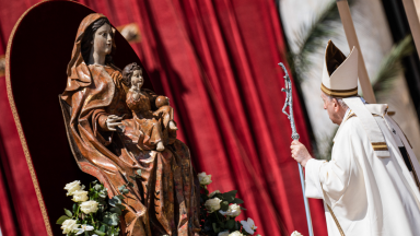 Padre: como Maria, Papa Francisco respondeu