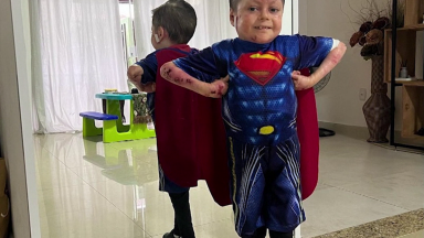 Menino de 8 anos com doença rara surpreende médicos e alimenta esperança