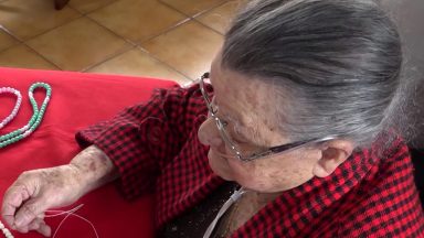 Idosa com doença crônica dedica-se à confecção de terços