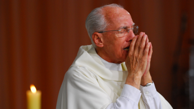 Mesmo com o coração dolorido, devemos rezar, cantar e louvar a Deus