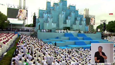 Peregrinos participam da missa de abertura da JMJ 2023