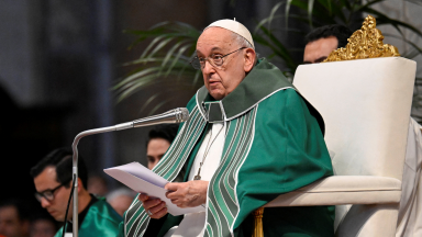 Sonhamos com uma Igreja adoradora e serva de todos, indica o Papa