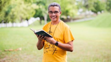 Os padres cooperam com Deus na construção do homem