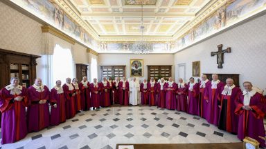 Papa à Rota Romana: Discernir casos de anulação ‘com oração’