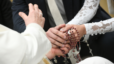 Papa: “devemos defender o amor e a pureza de doar-se um ao outro”