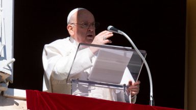 Papa no Angelus: Transmitir a fé no nosso Deus amoroso