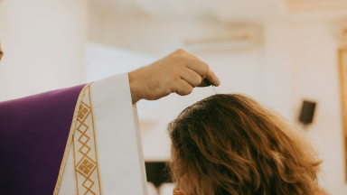 Cinzas recordam quanto somos necessitados da graça de Deus, diz padre