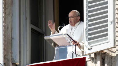 Papa: “somos chamados a ter sempre diante dos olhos a luz de Jesus”