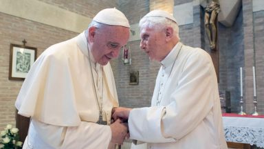 Francisco recorda Bento XVI em livro: “Ele foi como um pai para mim”