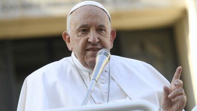 Papa Francisco encontra sacerdotes com 40 anos de ordenação