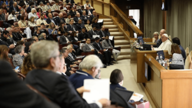 Movimentos eclesiais devem servir à Igreja, não a si mesmos, diz Papa