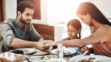 A família tem como missão ensinar em nome de Deus