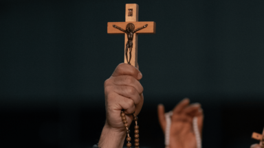 Fazer da cruz um caminho seguro para santificação, indica padre aos fiéis