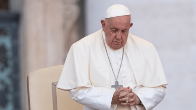 Em novembro, Papa Francisco reza pelos pais que perderam um filho