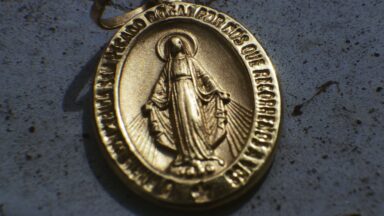 Conheça a história da medalha milagrosa de Nossa Senhora