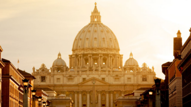 Todos devem se sentir bem-vindos na Basílica de São Pedro, orienta Papa