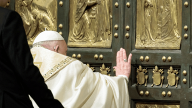 Papa Francisco abre Porta Santa e dá início ao Jubileu 2025