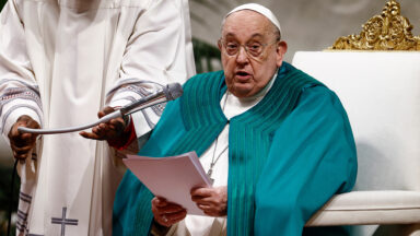 Papa na missa: Palavra de Deus nos traz alegria e luz