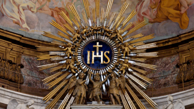 Santíssimo Nome de Jesus, ajoelhemos para glória de Deus