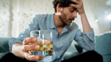 Álcoolismo, a normalidade perigosa que destrói vidas e famílias