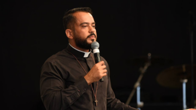 O Deus Poderoso vem até mim