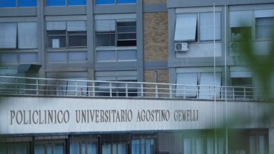 Papa Francisco passa noite tranquila no Hospital Gemelli