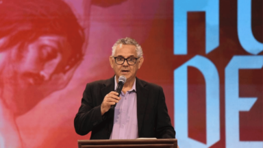 “Hoje é um dia de nos colocarmos aos pés da cruz”, diz pregador