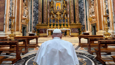 Papa reza na Basílica de Santa Maria Maior antes da Semana Santa