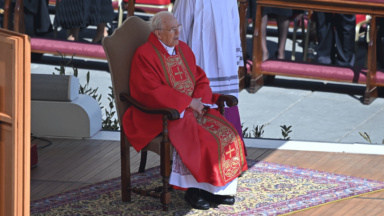 Quem é o Decano do Colégio Cardinalício e qual seu papel no Conclave?