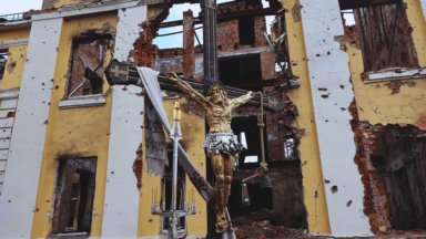 Papa: hoje, Jesus desce ao inferno das guerras e da dor dos inocentes