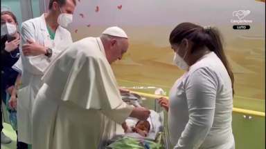 Mãe relembra o dia em que Papa Francisco batizou seu filho
