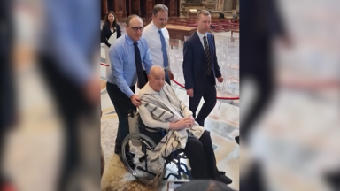 Papa aparece de surpresa na Basílica de São Pedro e comove fiéis