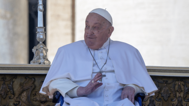 Papa faz aparição surpresa ao final da Missa no Jubileu e saúda fiéis