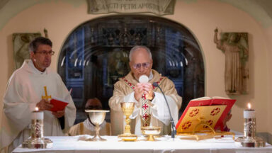 Papa celebra missa nas Grutas Vaticanas diante dos túmulos dos Papas